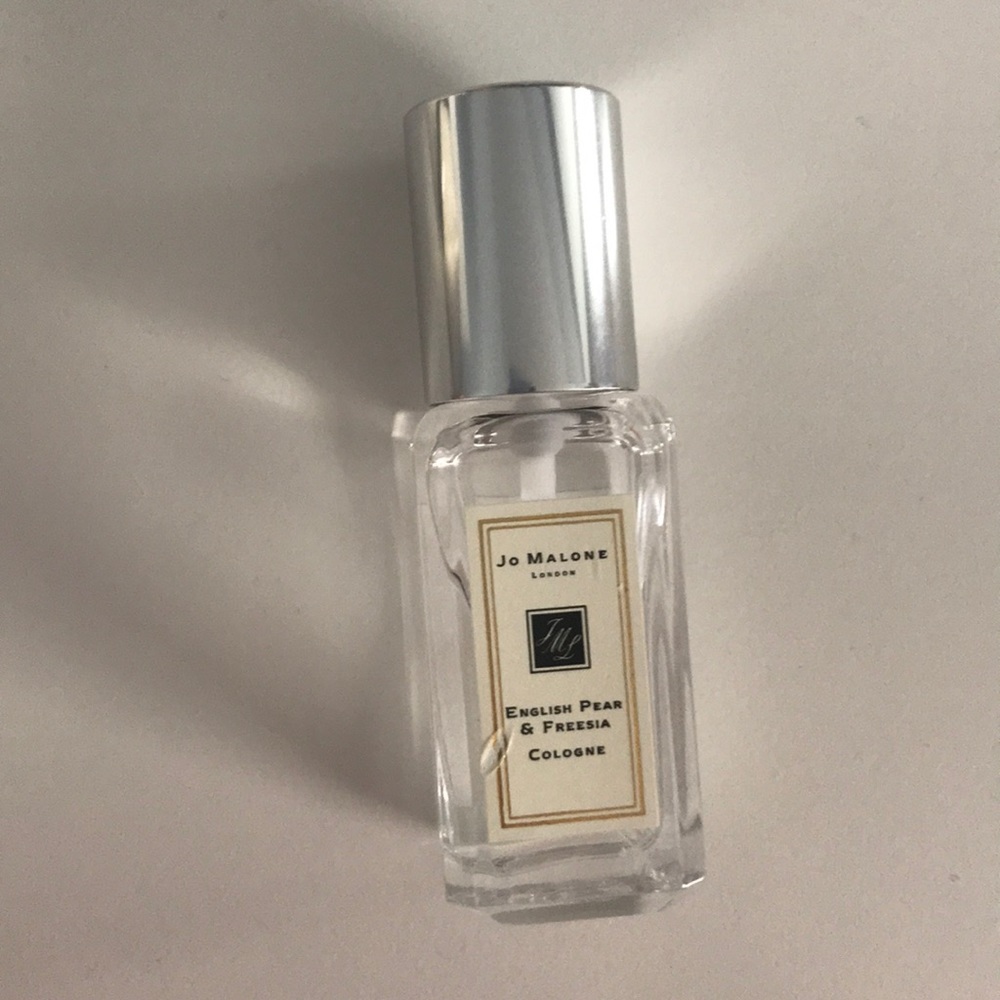 English pear and freesia spray